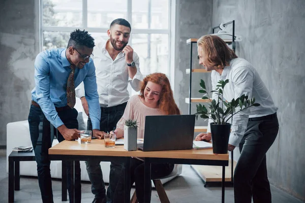 Felices Emociones Joven Equipo Negocios Trabajando Proyecto Con Portátil Mesa — Foto de Stock