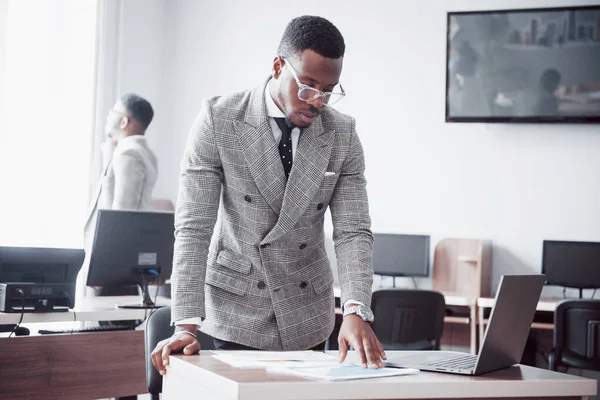 Dos Guapos Alegres Hombres Negocios Ejecutivos Afroamericanos Oficina Del Espacio — Foto de Stock