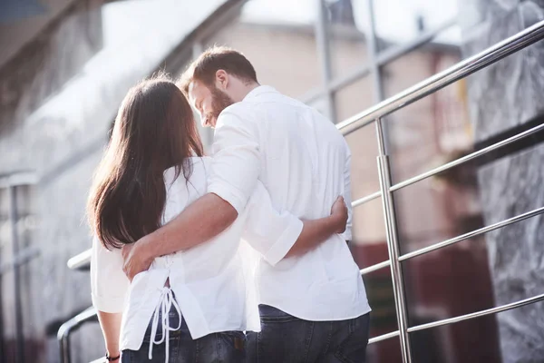 Bonito Casal Feliz Abraçando Cidade Street Lifestyle Conceito Amor Romance — Fotografia de Stock