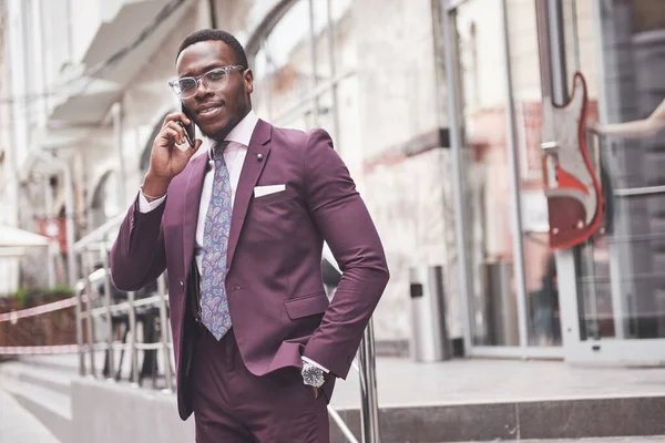 Retrato Jovem Bonito Empresário Afro Americano Falando Terno Pelo Telefone — Fotografia de Stock