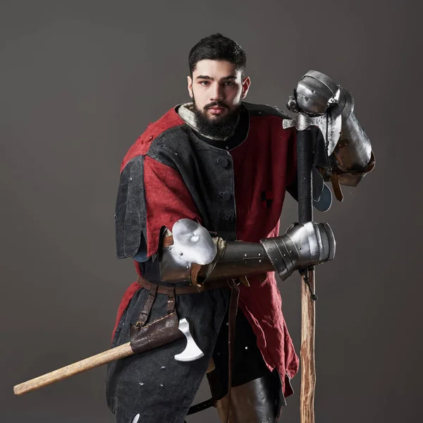 Cavaleiro Medieval Sobre Fundo Cinzento Retrato Brutal Guerreiro Rosto Sujo — Fotografia de Stock