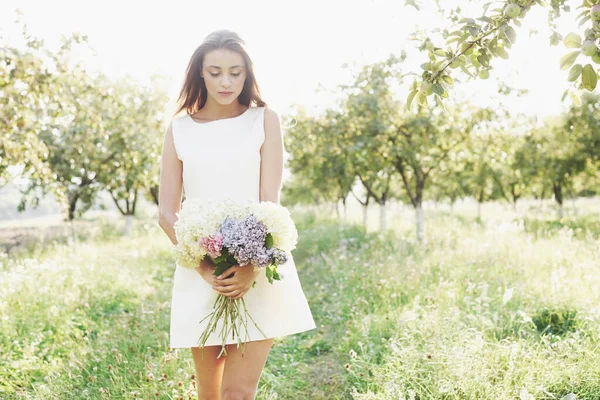 Vacker Ung Kvinna Bär Elegant Vit Klänning Och Njuter Vacker — Stockfoto