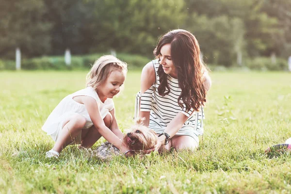 Moeder Dochter Spelen Met Schattige Hond Buiten Het Groene Gras — Stockfoto