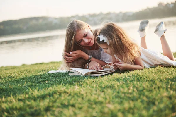 Мати Дитиною Читає Книгу Траві — стокове фото
