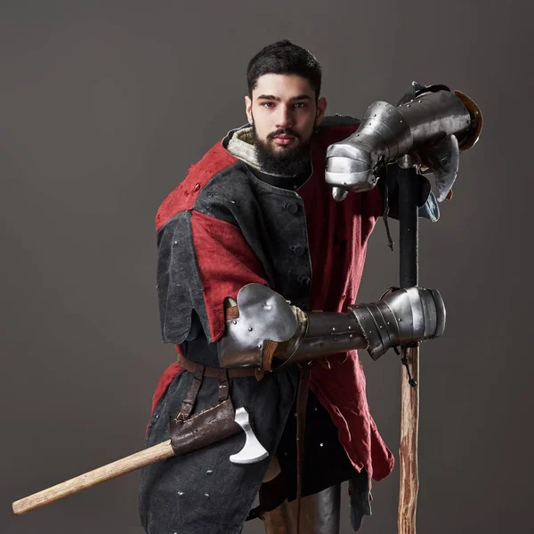 Cavaleiro Medieval Sobre Fundo Cinzento Retrato Brutal Guerreiro Rosto Sujo — Fotografia de Stock