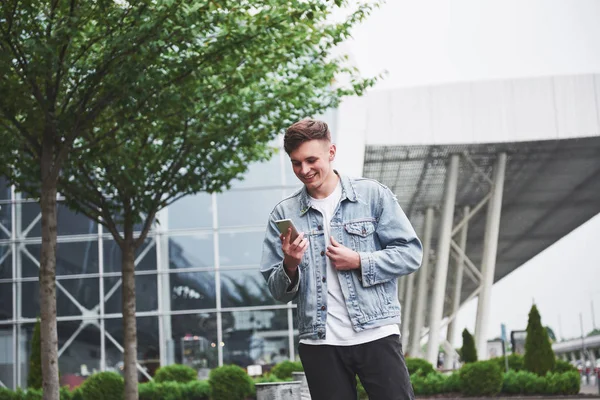 Joven Guapo Hablando Por Teléfono Cerca Oficina — Foto de Stock