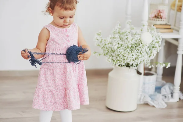 Conceito Infância Menina Bebê Vestido Bonito Jogar Com Linha Colorida — Fotografia de Stock