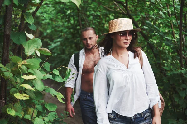 Dos Excursionistas Con Mochilas Espalda Naturaleza Pareja Joven Hombre Mujer —  Fotos de Stock