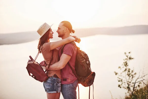 Casal Jovem Decidiram Passar Suas Férias Forma Ativa Borda Rocha — Fotografia de Stock