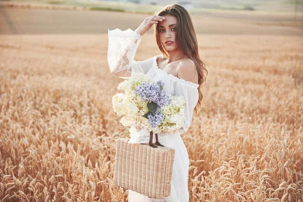 Günbatımında Buğday Tarlasında Koşan Beyaz Elbiseli Güzel Kız — Stok fotoğraf