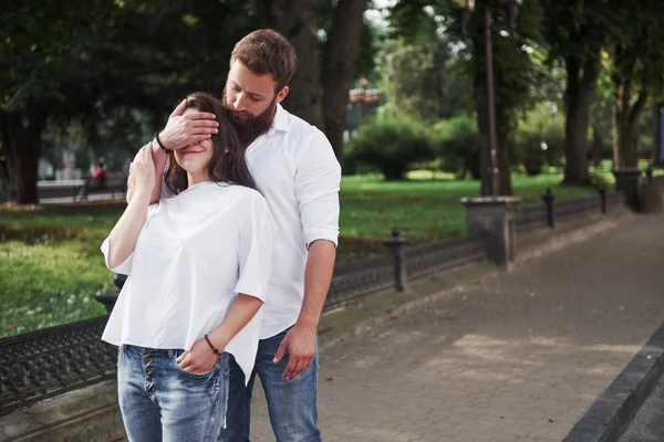 Heureux Amour Avec Couple Dans Rue — Photo