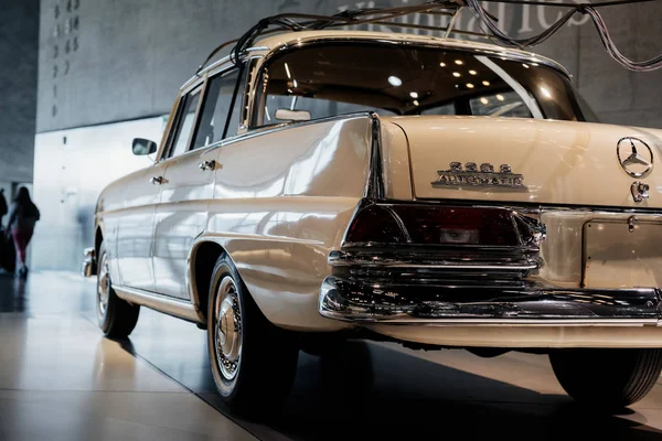 Stuttgart Germania Ottobre 2018 Mercedes Museum Foto Dietro Auto Marrone — Foto Stock