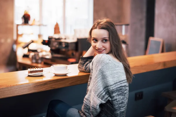 Lyckligt Leende Ung Kvinna Med Telefon Ett Café Vacker Flicka — Stockfoto