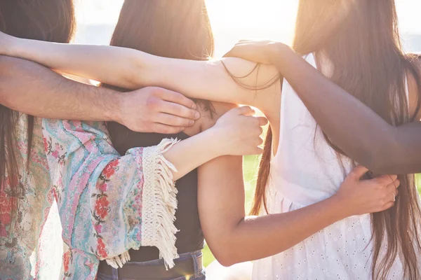 Mutlu arkadaşlar sahilde eğlenir - yaz tatilinde genç insanlar.