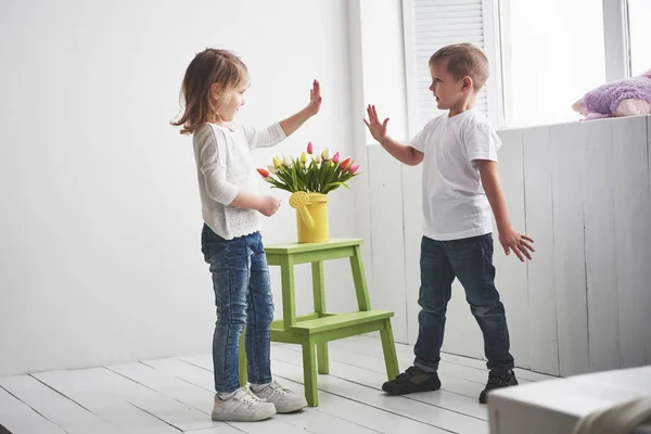 Vacker Pojke Och Flicka Med Tulpaner Mors Dag Mars Grattis — Stockfoto