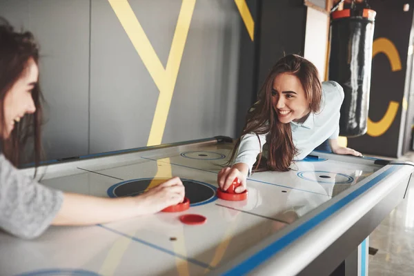 Dos Hermosas Chicas Gemelas Juegan Hockey Aéreo Sala Juegosy Divierten —  Fotos de Stock