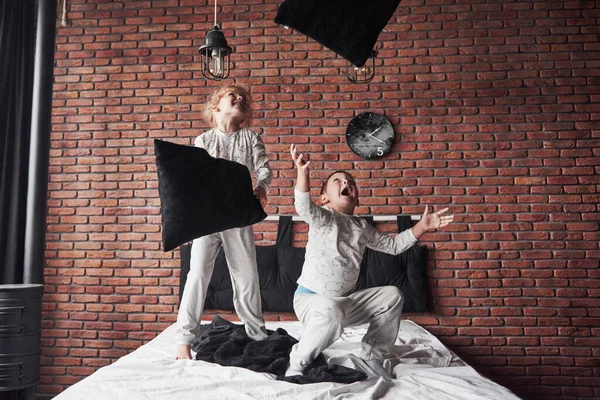 Άτακτα Παιδιά Μικρό Αγόρι Και Κορίτσι Σκηνοθέτησαν Μαξιλαροπόλεμο Στο Κρεβάτι — Φωτογραφία Αρχείου