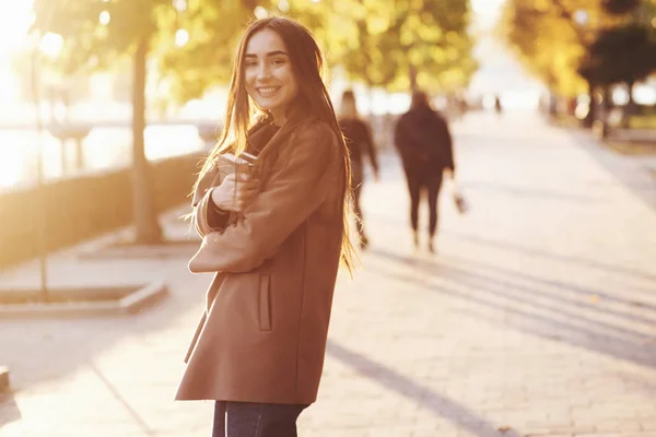 Perfil Lateral Joven Morena Sonriente Bonita Pie Sosteniendo Una Pila — Foto de Stock