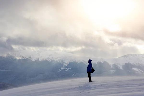 スノーシュー ウォーカー美しい日の出の光でパウダースノーを実行しています 屋外の冬の活動と健康的なライフ スタイル — ストック写真