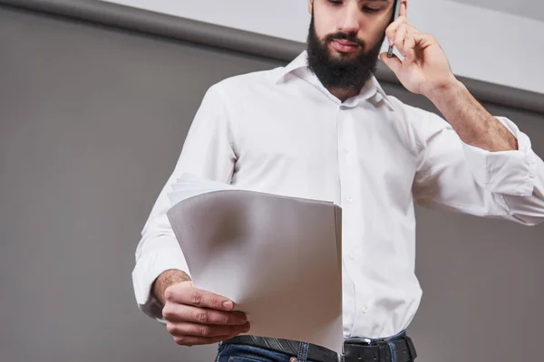 Homem Negócios Com Barba Camisa Branca Segurando Documentos Telefone Fundo — Fotografia de Stock