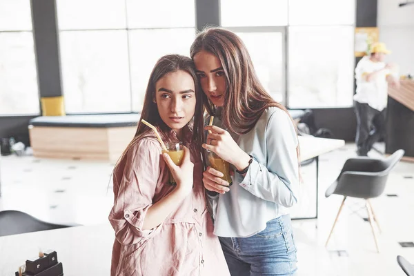 Dos Hermosas Gemelas Pasan Tiempo Bebiendo Jugo Hermanas Relajándose Café —  Fotos de Stock