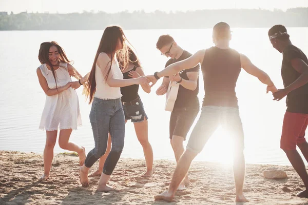 Szczęśliwi Przyjaciele Bawić Się Plaży Młodzi Ludzie Bawiący Się Świeżym — Zdjęcie stockowe