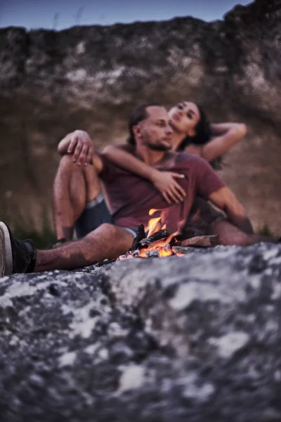 Fogata Mantiene Sensación Calor Dos Personas Queridas Acampan Por Noche —  Fotos de Stock