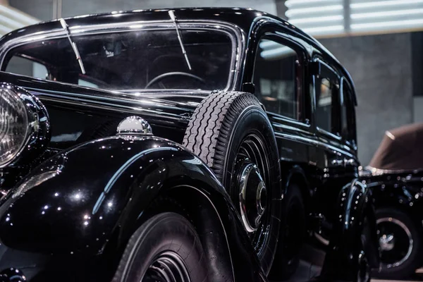 Üzerinde Yedek Tekerlek Olan Siyah Antika Parlak Bir Otomobil — Stok fotoğraf