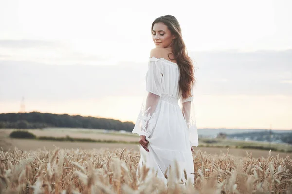 Buğday Tarlasında Beyaz Elbiseli Güzel Bir Kızın Portresi — Stok fotoğraf