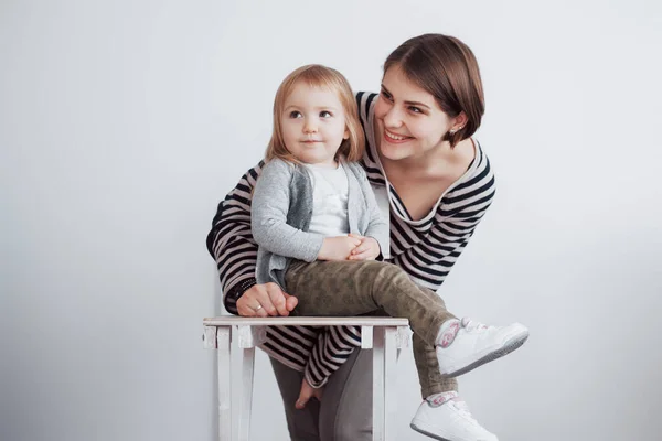 Szczęśliwa Kochająca Rodzina Matka Jej Córka Dziewczynka Bawią Się Przytulają — Zdjęcie stockowe