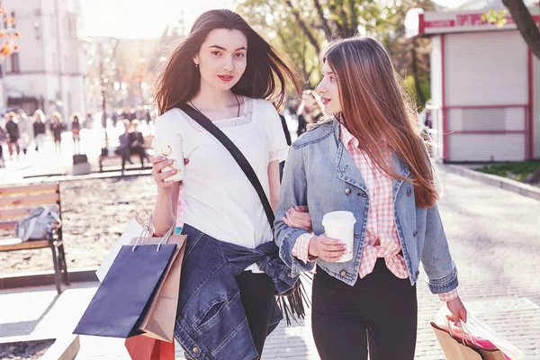 Giovani Ragazze Attraenti Con Borse Della Spesa Caffè Città — Foto Stock