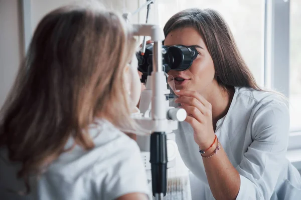 Processo Diagnosi Disfunzioni Oculari Parte Oculista Femminile Con Attrezzature Speciali — Foto Stock