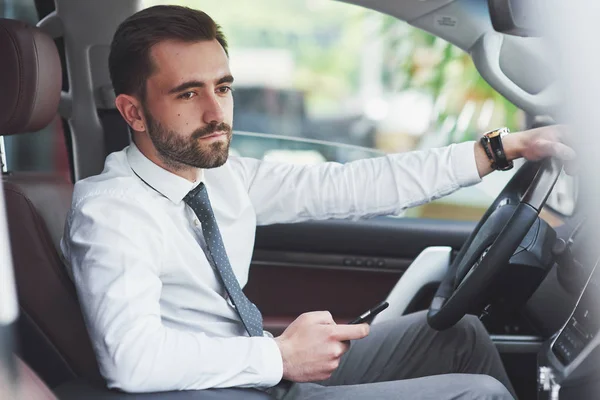 Hermoso Joven Traje Completo Mientras Conduce Coche —  Fotos de Stock