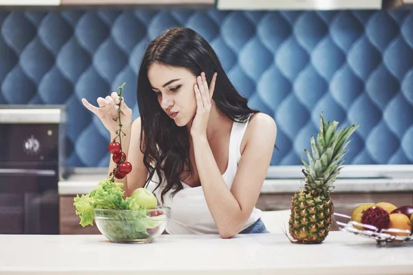 Ung Kvinna Äter Hälsosam Sallad Med Körsbärstomater Köket Efter Fitness — Stockfoto