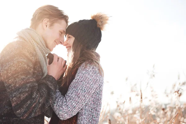 Happy Couple Ludique Ensemble Pendant Les Vacances Hiver Extérieur Dans — Photo