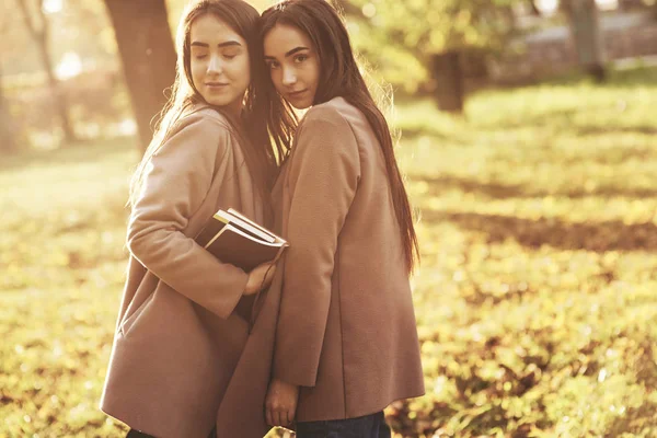 Genç Çekici Esmer Ikiz Kızlar Birbirlerine Çok Yakın Duruyorlardı Güz — Stok fotoğraf