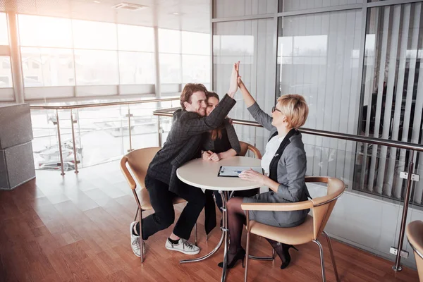 Equipe Negócios Sucesso Feliz Dando Gesto Cinco Altos Como Eles — Fotografia de Stock