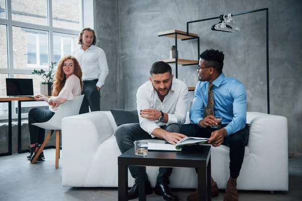 Interacción Completa Grupo Trabajadores Oficina Multirraciales Ropa Formal Hablando Tareas — Foto de Stock