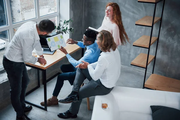 Observando Proyecto Grupo Trabajadores Oficina Multirraciales Ropa Formal Hablando Tareas — Foto de Stock