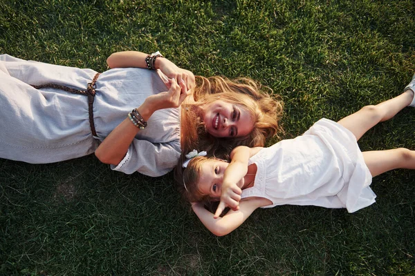 Joyeuse Petite Fille Mère Amusent Plein Air Sur Herbe Verte — Photo