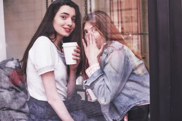 Dos Hermosas Mujeres Jóvenes Sentadas Café Tomando Café Teniendo Una —  Fotos de Stock