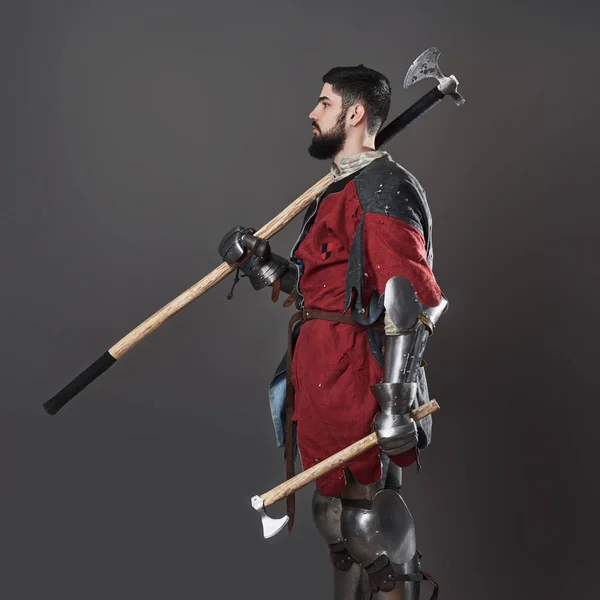 Середньовічний Лицар Сірому Тлі Портрет Брутального Воїна Ланцюговою Поштою Червоний — стокове фото