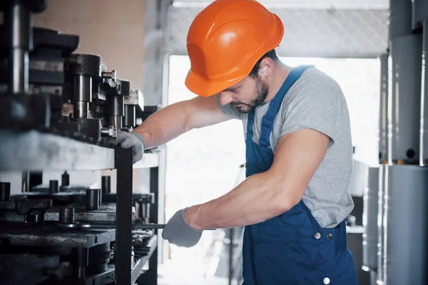 Ritratto Giovane Lavoratore Con Cappello Rigido Una Grande Fabbrica Riciclaggio — Foto Stock