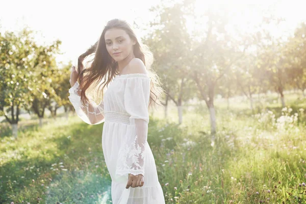 Piękna Młoda Kobieta Ubrana Elegancką Białą Sukienkę Ciesząca Się Pięknym — Zdjęcie stockowe