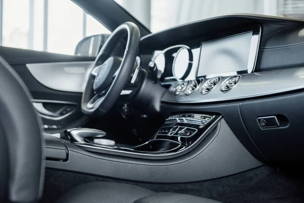 Черный Дизайн Внутри Современного Автомобиля Рулевое Колесо Передние Инструменты — стоковое фото