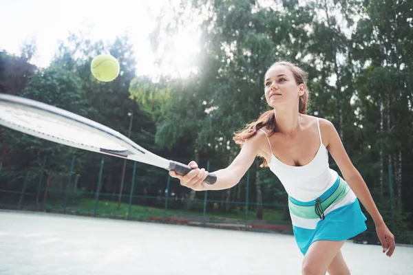 Una Bella Donna Che Indossa Una Palla Tennis Sportiva — Foto Stock