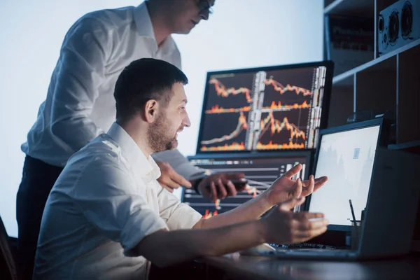 Team Stockbrokers Having Conversation Dark Office Display Screens Analyzing Data — Stock Photo, Image