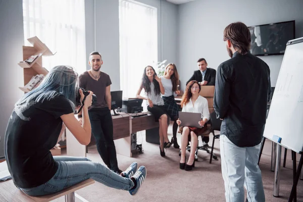 Ofisteki Bir Grup Genç Öğrencinin Fotoğrafı Çekiliyor — Stok fotoğraf