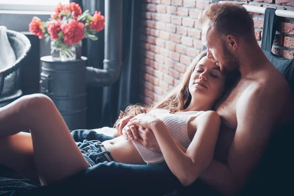 Retrato Una Feliz Pareja Joven Que Relaja Una Cama Acogedora — Foto de Stock