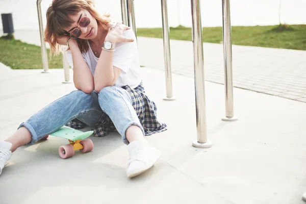 Beautiful Young Girl Having Fun Park Riding Skateboard — 스톡 사진